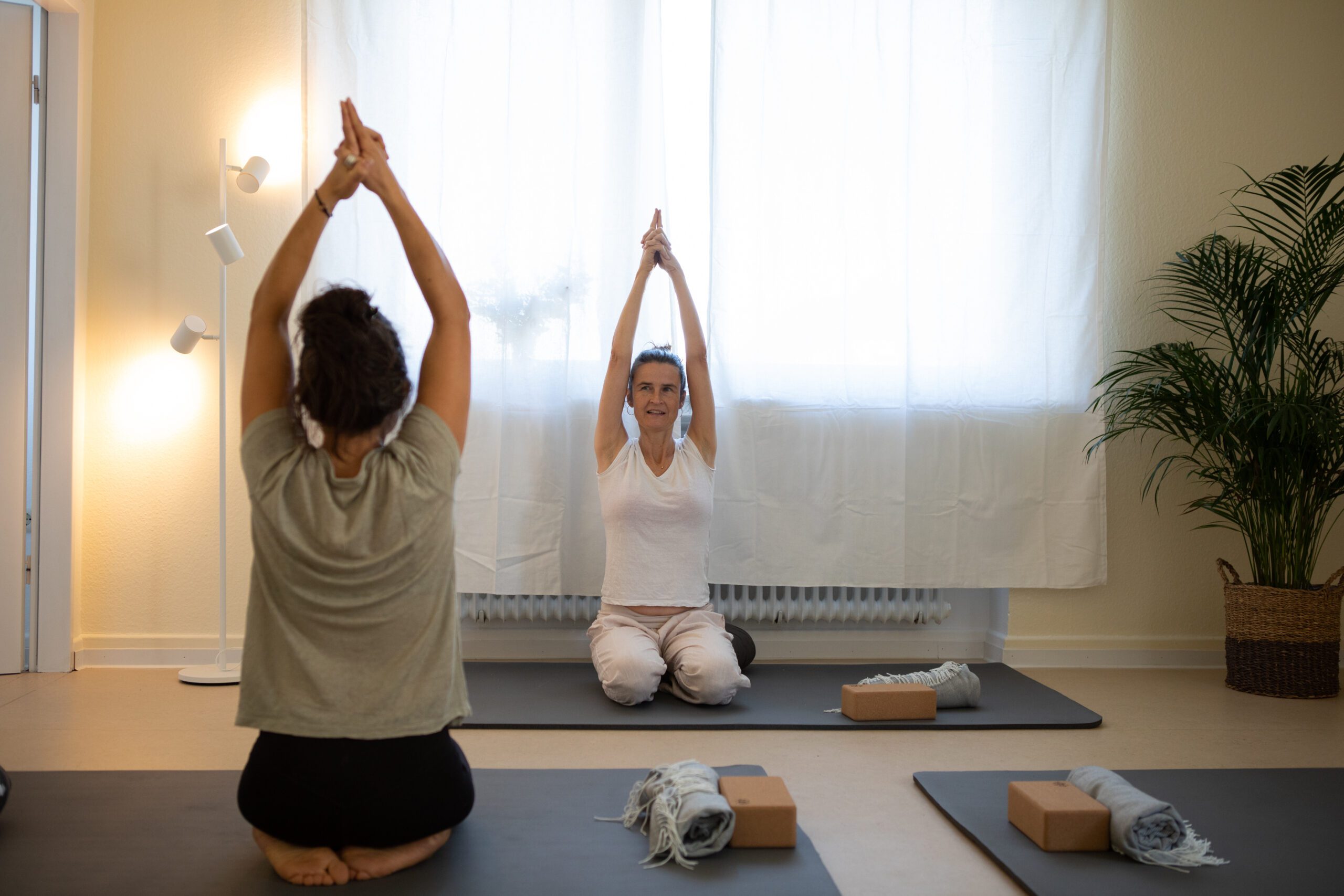 Yogalehrerin Karin Danhof und eine Kurs-Teinnehmerin während einer Übung