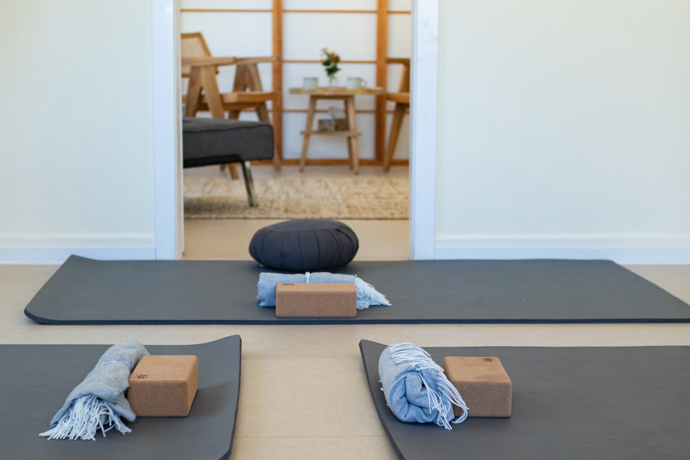 Yogaraum mit Yogamatten und Accessories